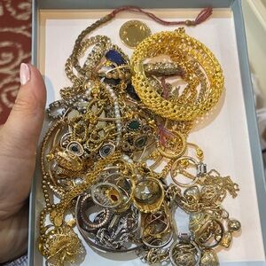 Bundle lot of mixed jewelry pieces